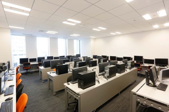 profile_equipment_surugadai_Pc-room